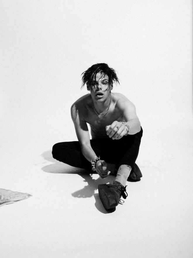 "Yungblud" czyli Dominic Harrison patrzy w obiektyw.