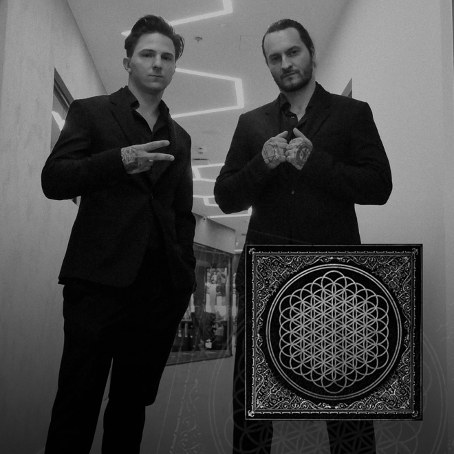 Dwóch mężczyzn stoi, na pierwszym planie płyta Bring Me the Horizon - "Sempiternal".