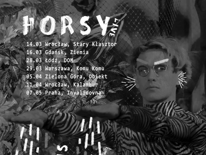 Horsy. Zdjęcie ogłaszające trasę koncertową. Zawiera daty i miasta. 