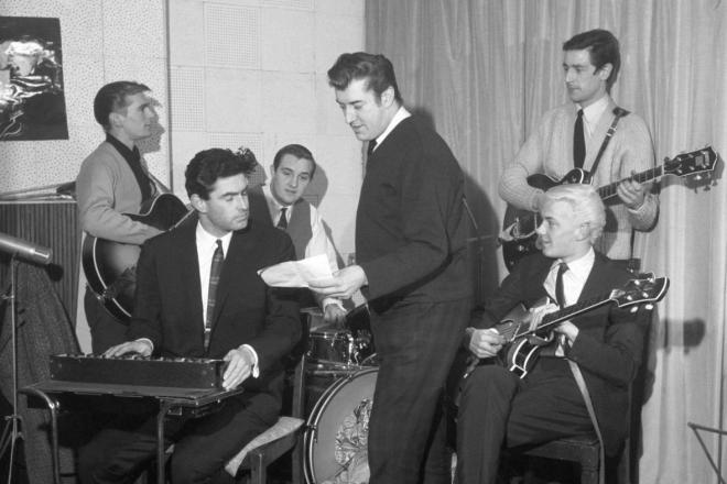 Zdjęcie Joe Meek'a z grającym zespołem.