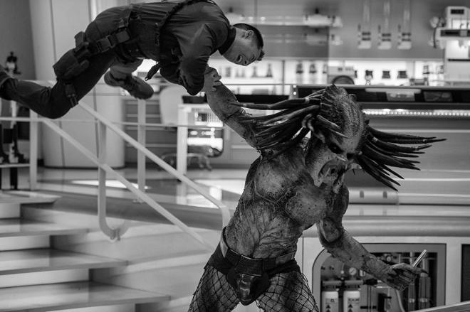 Kadr filmu "Predator". Predator walczy z mężczyzną.