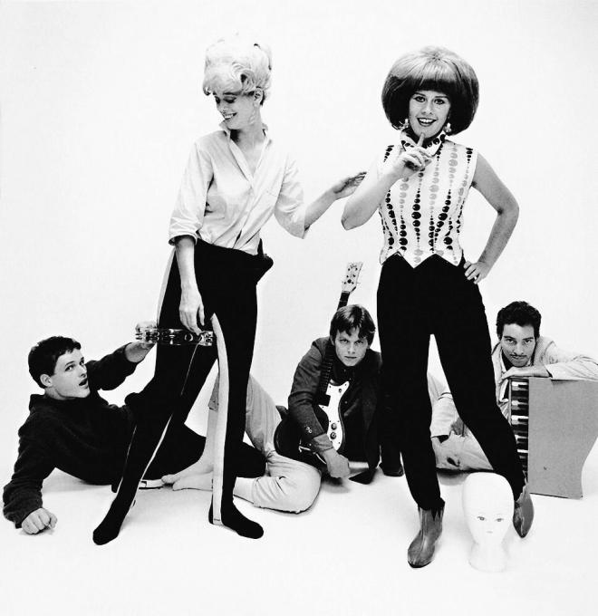 Zespół The B-52s. Mężczyźni z instumentami i kobiety.