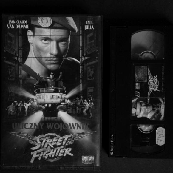 Obraz artykułu VHS: Street Fighter. Nawciągany Van Damme ratuje świat