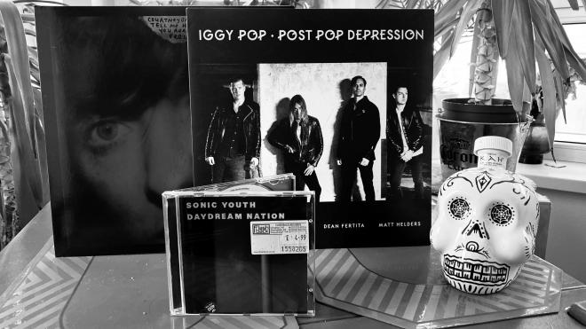 Zdjęcie stołu na którym znajdują się płyty Iggy Pop - "Post Pop Depression" i Sonic Youth - "Daydream Nation".