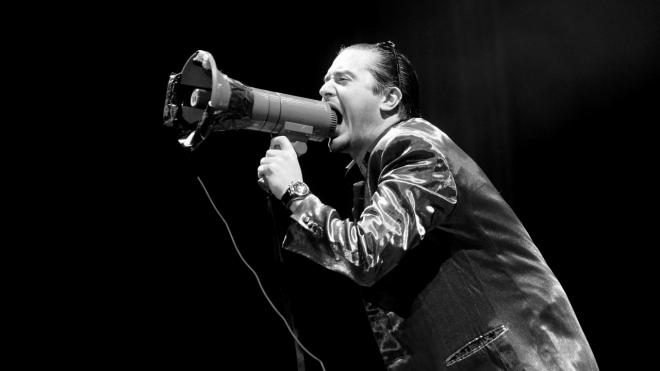 Mike Patton mówiący przez megafon.