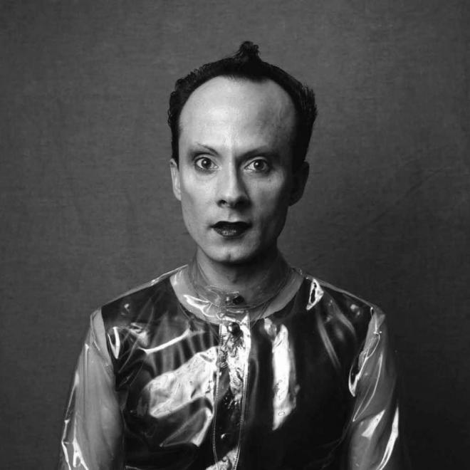 Klaus Nomi stoi z pomalowanymi ustami.