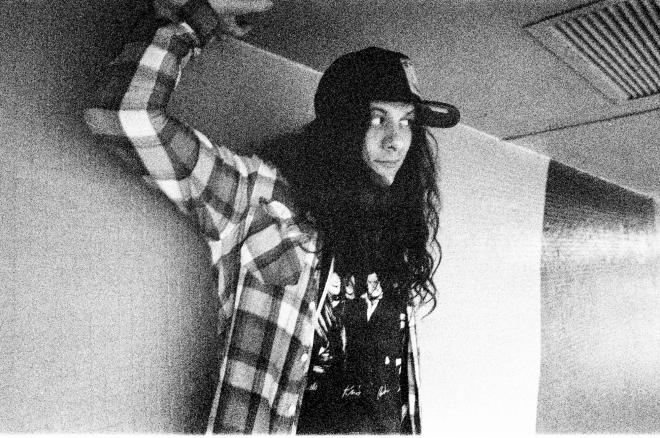 Kurt Vile. Zdjęcie portretowe artysty.