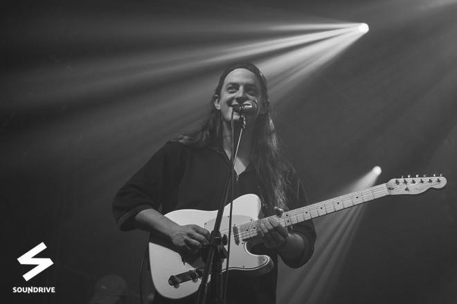 Beach Fossils. GItarzysta.