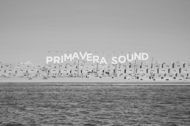 Zdjęcie stojącego napisu Primavera Sound.