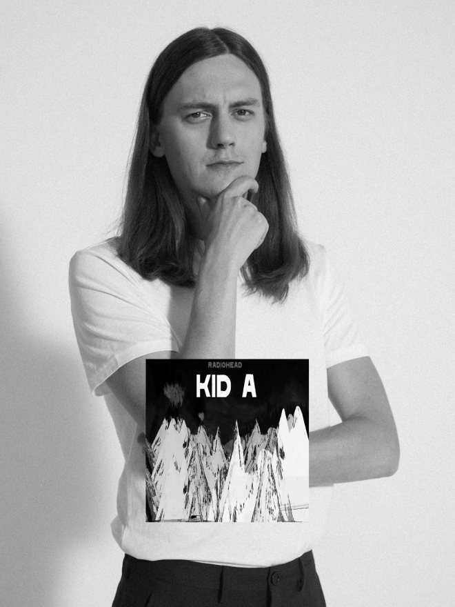 Mężczyzna z płytą Radiohead - "Kid A".