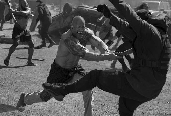 Kadr filmu "Szybcy i wściekli: Hobbs i Shaw". Walka z bohaterów.