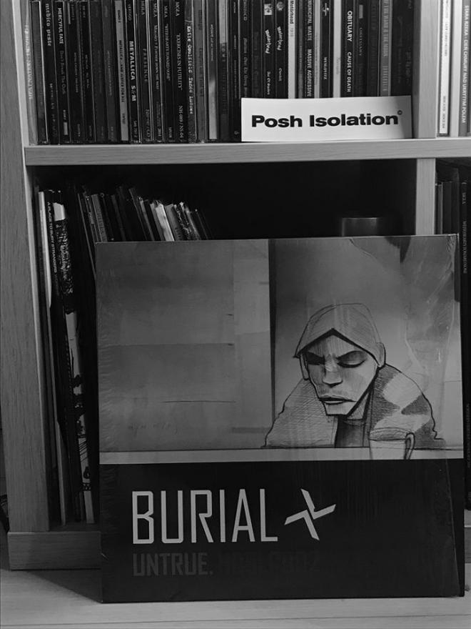 Płyta Burial - "Untrue" stoi na półce.