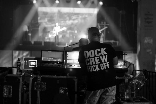 Mężczyzna stoi tyłem. Ma napis na koszulce "Dock Crew Fuck Off"