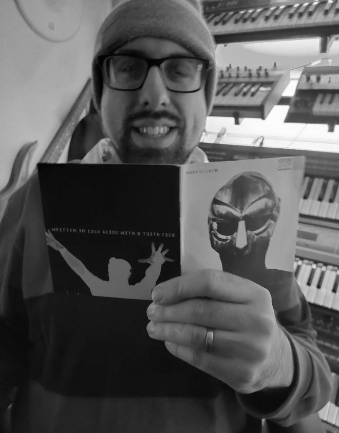 Mężczyzna trzyma płytę Madvillain - "Madvillainy".