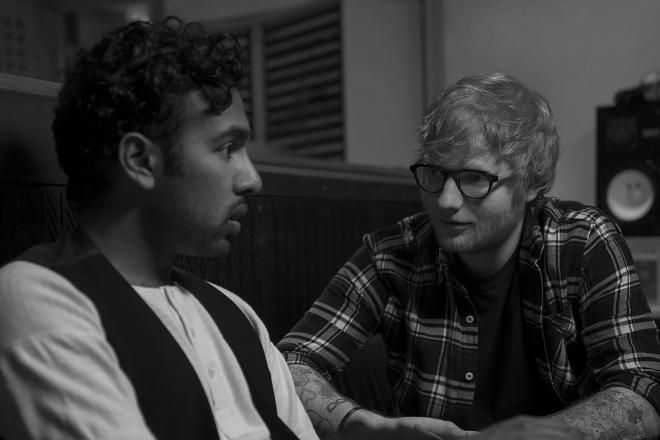 Kadr filmu "Yesterday". Ed Sheeran i chłopak.