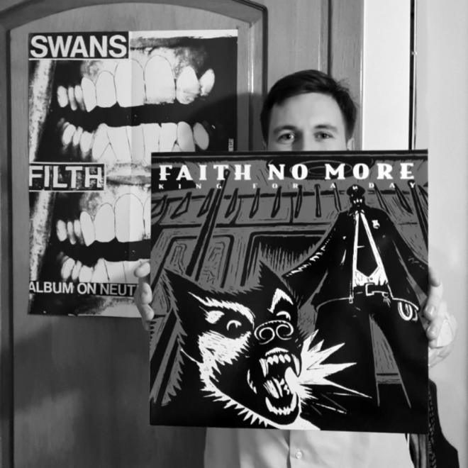 Mężcyzna z płytą Faith No More - "King for a Day... Fool for a Lifetime".